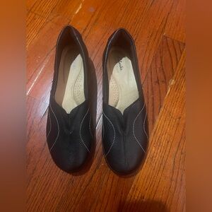Clarks Women's Black Leather Shoes 9.5 like new .